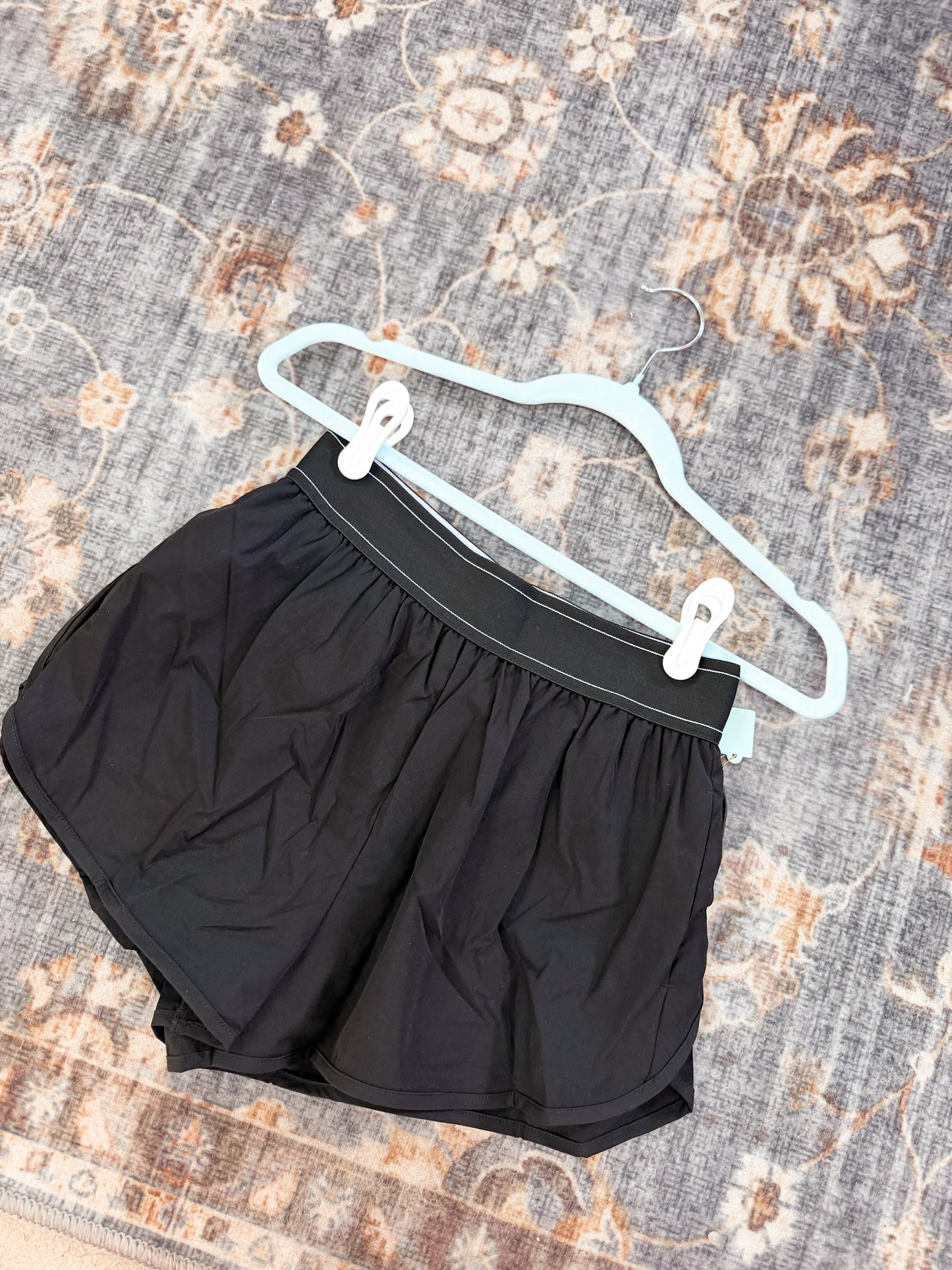 black elastic waist active shorts